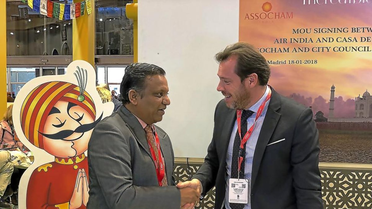 Krishnakumar V. Kunjappan y Óscar Puente, se saiudan tras firmar el convenio .-ICAL