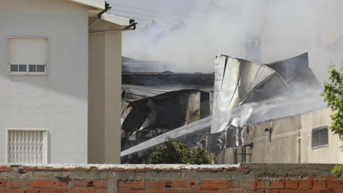 Edificios en llamas tras estrellarse la avioneta en Tires, cerca de Estoril, el 17 de abril.-EFE / ANTONIO COTRIM