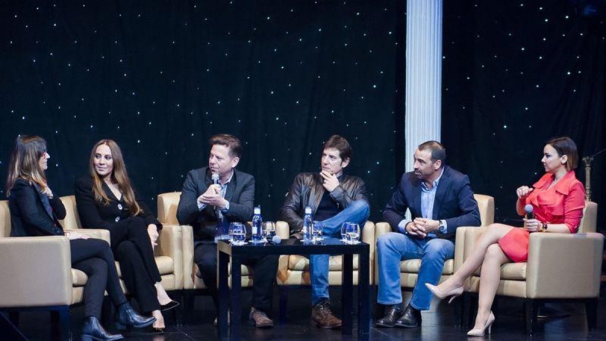 En el centro, Mónica Naranjo, Tinet Rubira y Manel Fuentes, en la presentación de 'Tu cara no me suena todavía'.-RAFAEL BRAVO / ATRESMEDIA