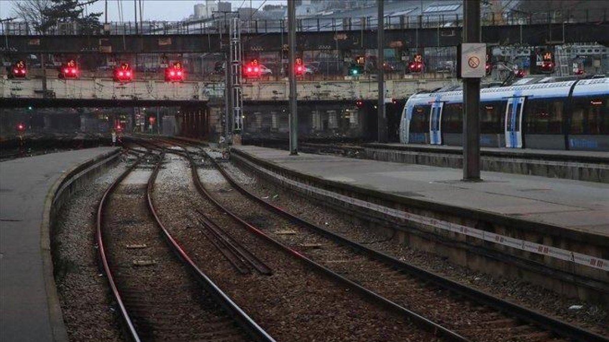 La estación de Saint Lazare hoy en París.-AP / MICHEL EULER