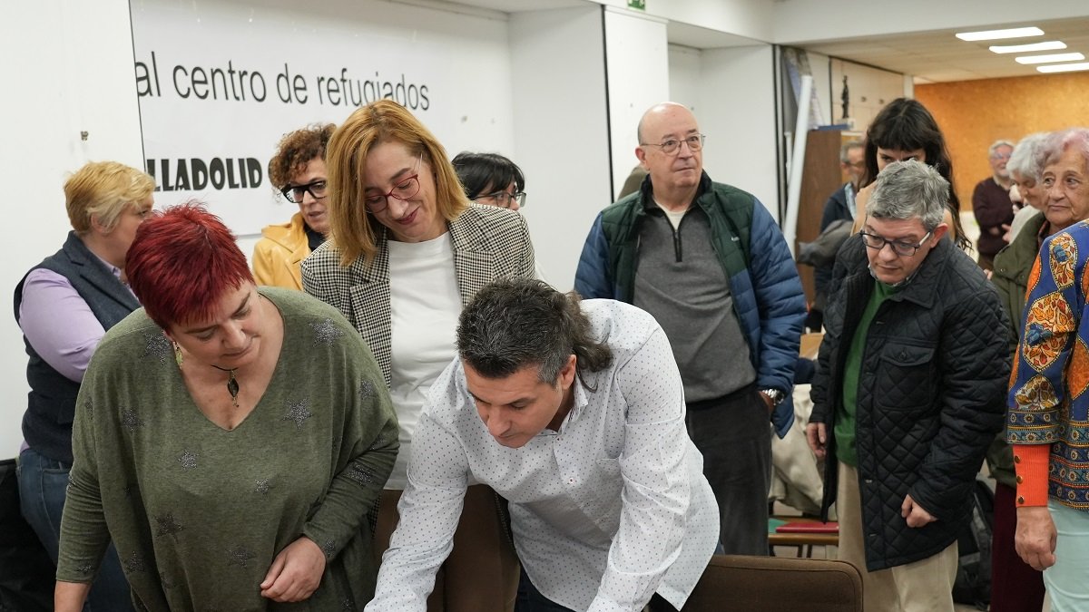 Firma del manifiesto en favor del centro de refugiados.- J. M. LOSTAU