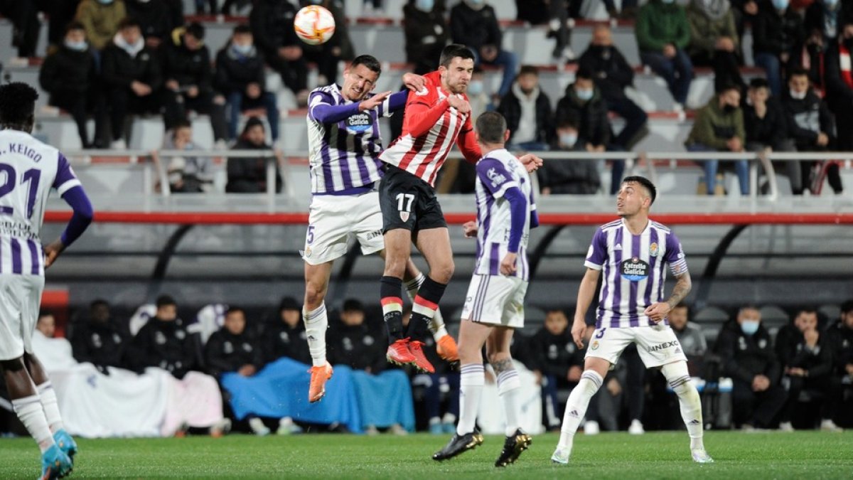 Kike Ríos lucha por el alto con Pascual. / ATHLETIC CLUB