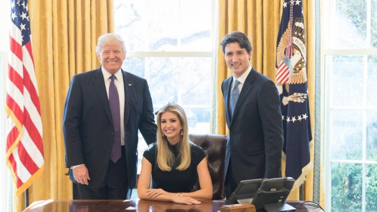 Ivanka Trump, sentada junto al presidente de EEUU y Justin Trudeau, de pie, en el Despacho Oval.-