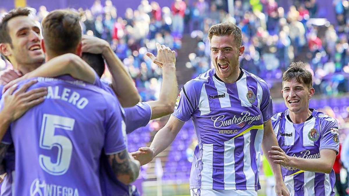 Los jugadores del Real Valladolid celebran un gol en el partido contra el Cádiz.-ICAL