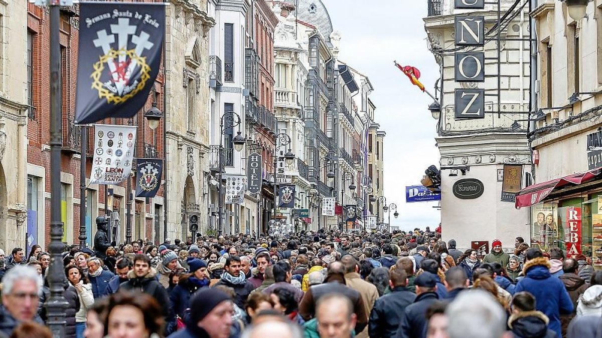 Afluencia de personas en una de las calles más turísticas de León.-ICAL