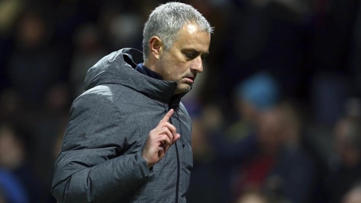 Jose Mourinho en el partido ante el Rostov.-AP / DAVE THOMPSON
