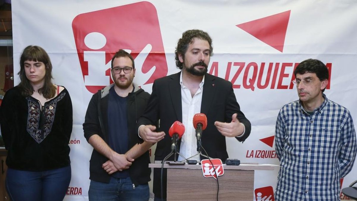 En el centro, José Sarrión, junto a dirigentes de IU en Burgos.-RAÚL G. OCHOA