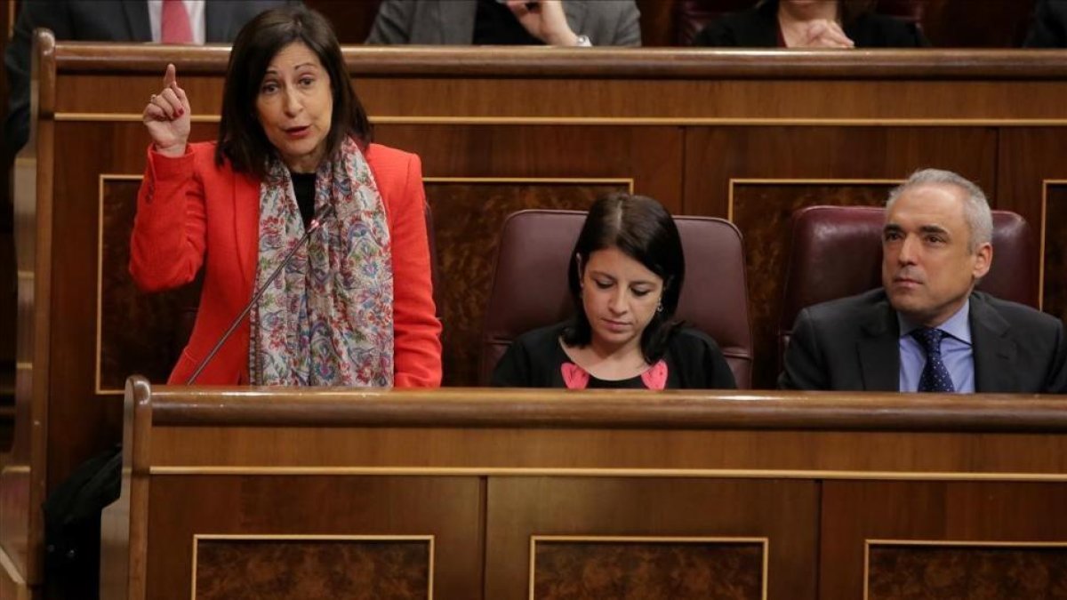 Margarita Robles en el pleno del Congreso de los Diputados.-/ JOSÉ LUIS ROCA