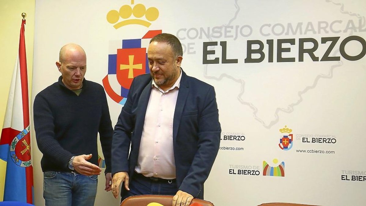 El presidente del Consejo Comarcal del Bierzo, Gerardo Álvarez Courel junto al representante de ABA, Pablo Linares.-ICAL