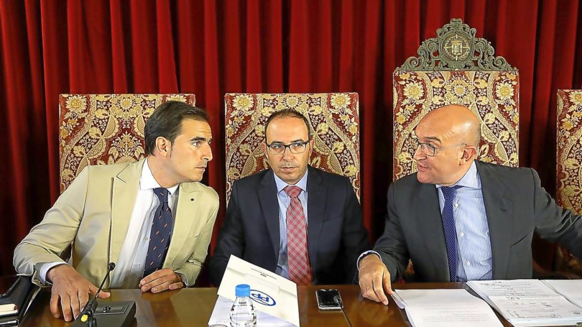 uzmán Gómez, Víctor Alonso y Jesús Julio Carnero ayer, cambian impresiones en un momento del Pleno.-EL MUNDO