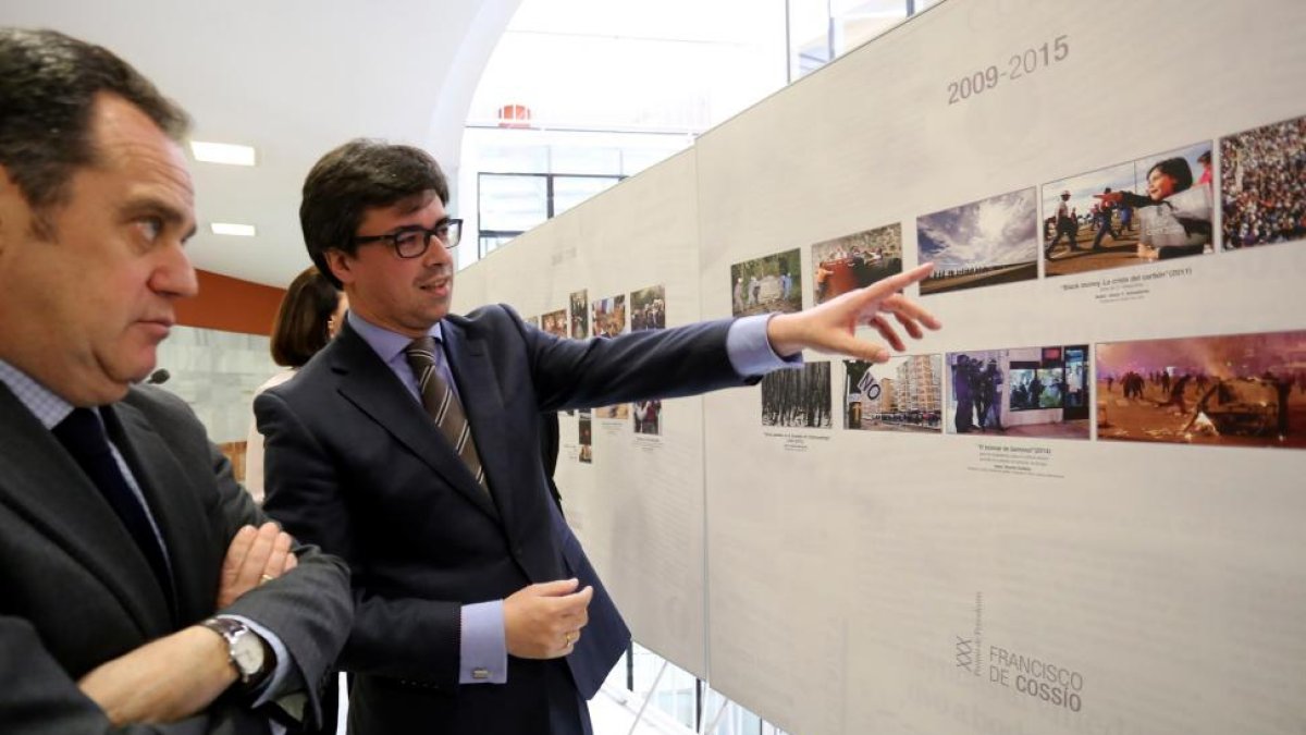 El director de Comunicación de la Junta, Alejandro Salgado, presenta la exposición 'Premios de Periodismo Francisco de Cossío a la mejor fotografía, 1989-2015'.-ICAL