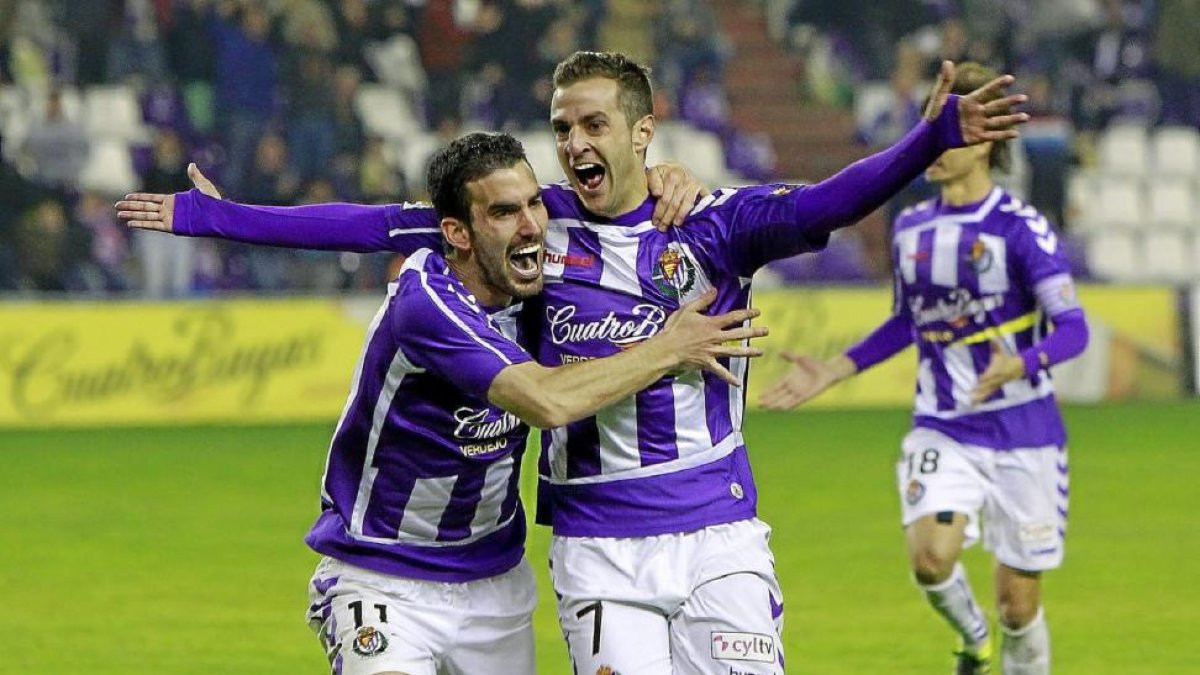 Villar celebra el gol blanquivioleta al Alavés. Una imagen de alegría poco común esta temporada.-J.M. Lostau