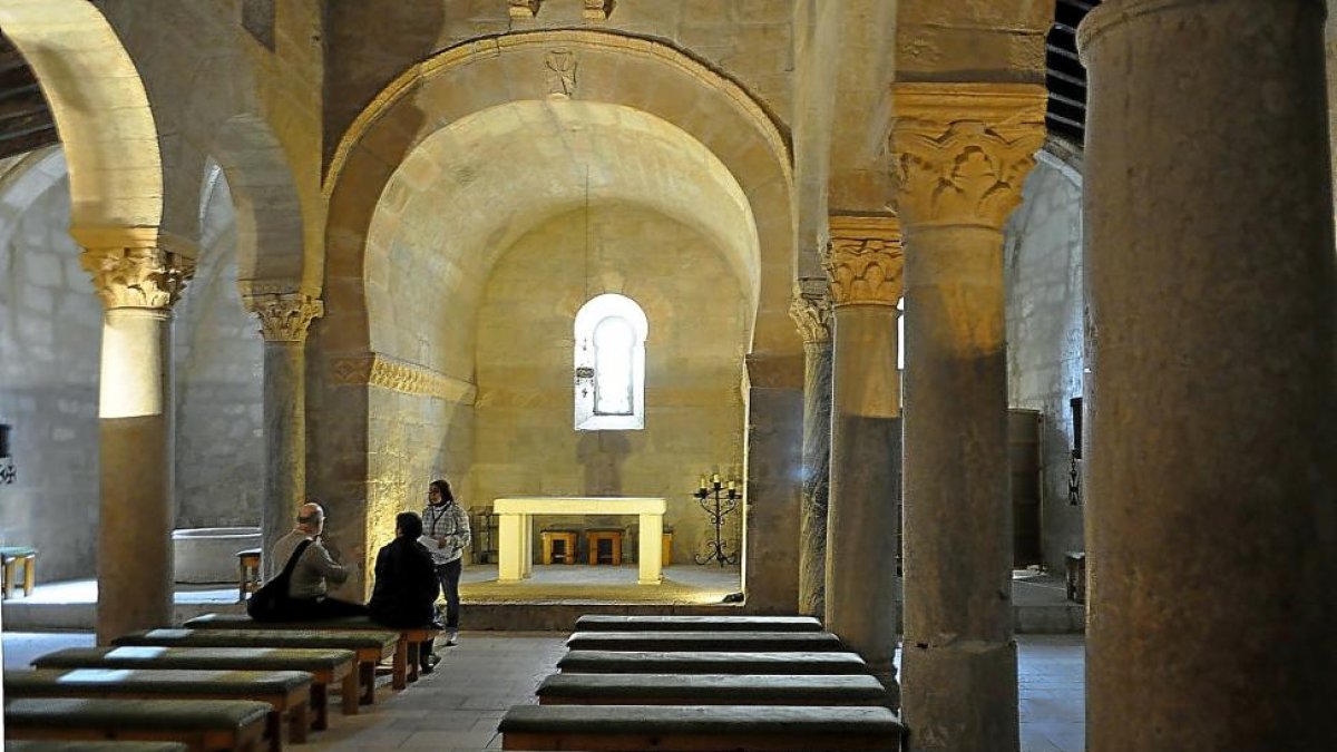 Un grupo de visitantes atiende las explicaciones de la guía en el interior de la iglesia de San Juan de Baños.-I. M.