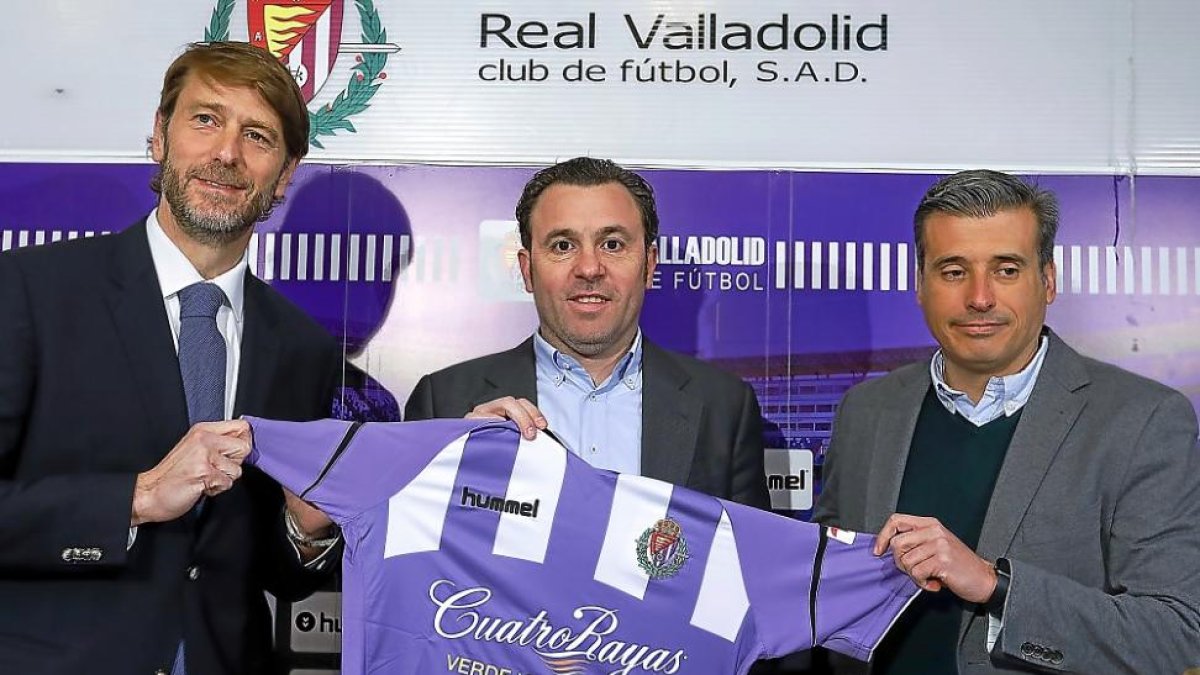 Carlos Suárez y Miguel Ángel Gómez acompañaron a Sergio durante su presentación.-J.M.LOSTAU