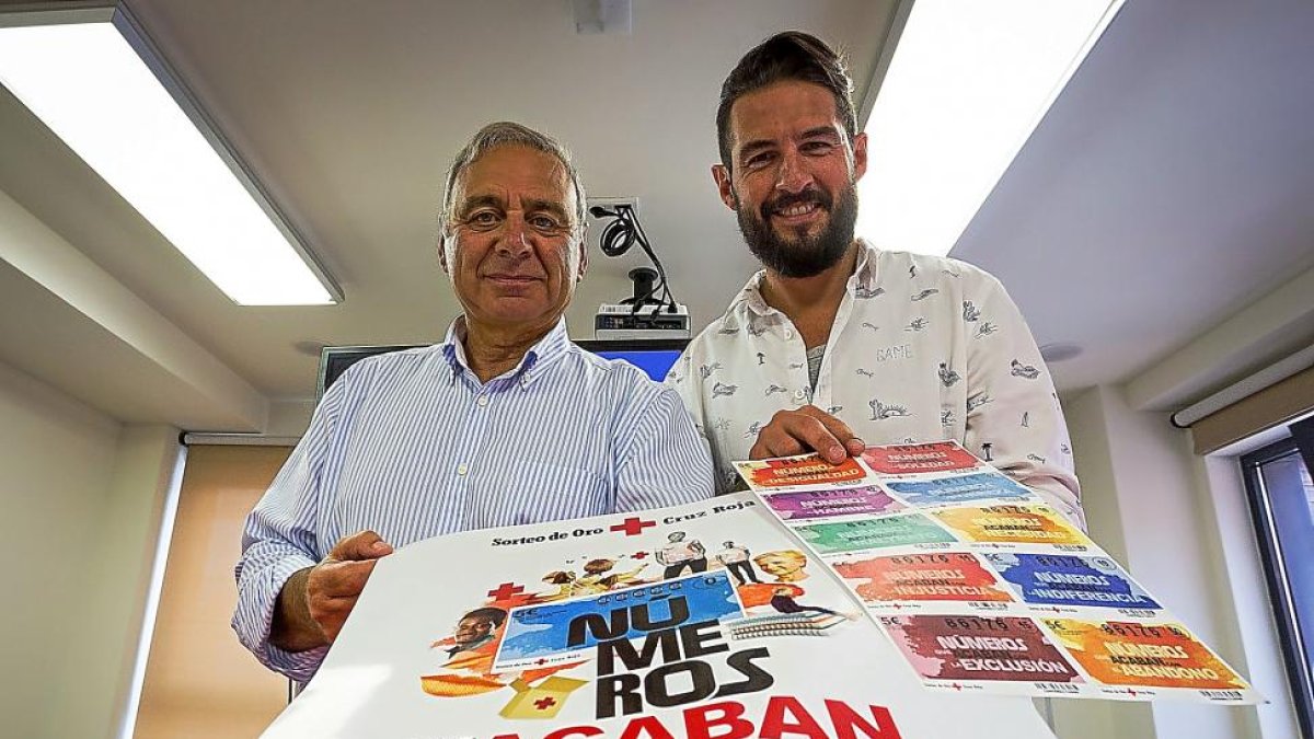 El delegado de Cruz Roja, José Ignacio Luis Páez  junto con el chef Peña en la presentación del Sorteo de Oro.-MIGUEL ÁNGEL SANTOS
