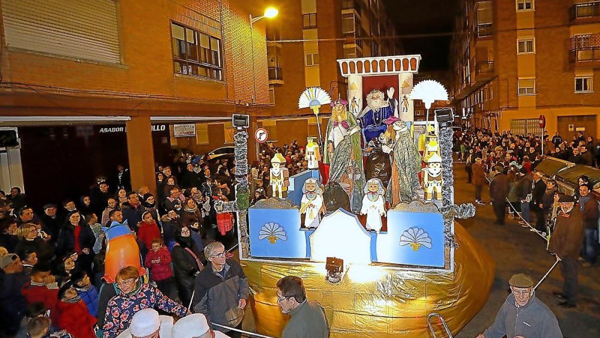 Una de las carrozas que recorrió el año pasado el barrio de Pajarillos.-J.M. LOSTAU