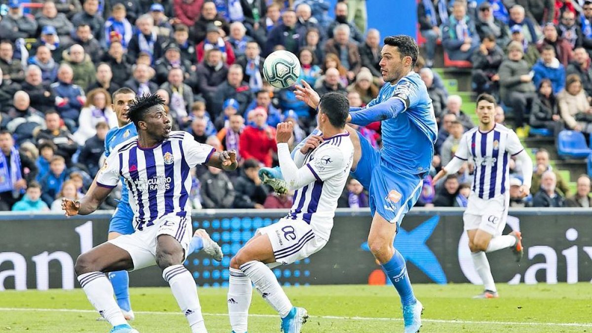 Molina intenta llevarse el balón ante Salisu y Pedro Porro en la jugada que dio origen al primer gol del Getafe.-PHOTO-DEPORTE