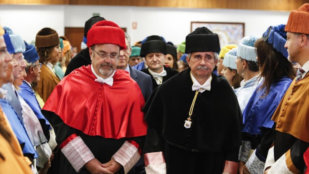 El consejero de Educación, Fernando Rey, asiste al acto de apertura del curso académico 2017-2018 de la Universidad de León. Junto a él, el rector de la Ule, Francisco García Marín.-ICAL