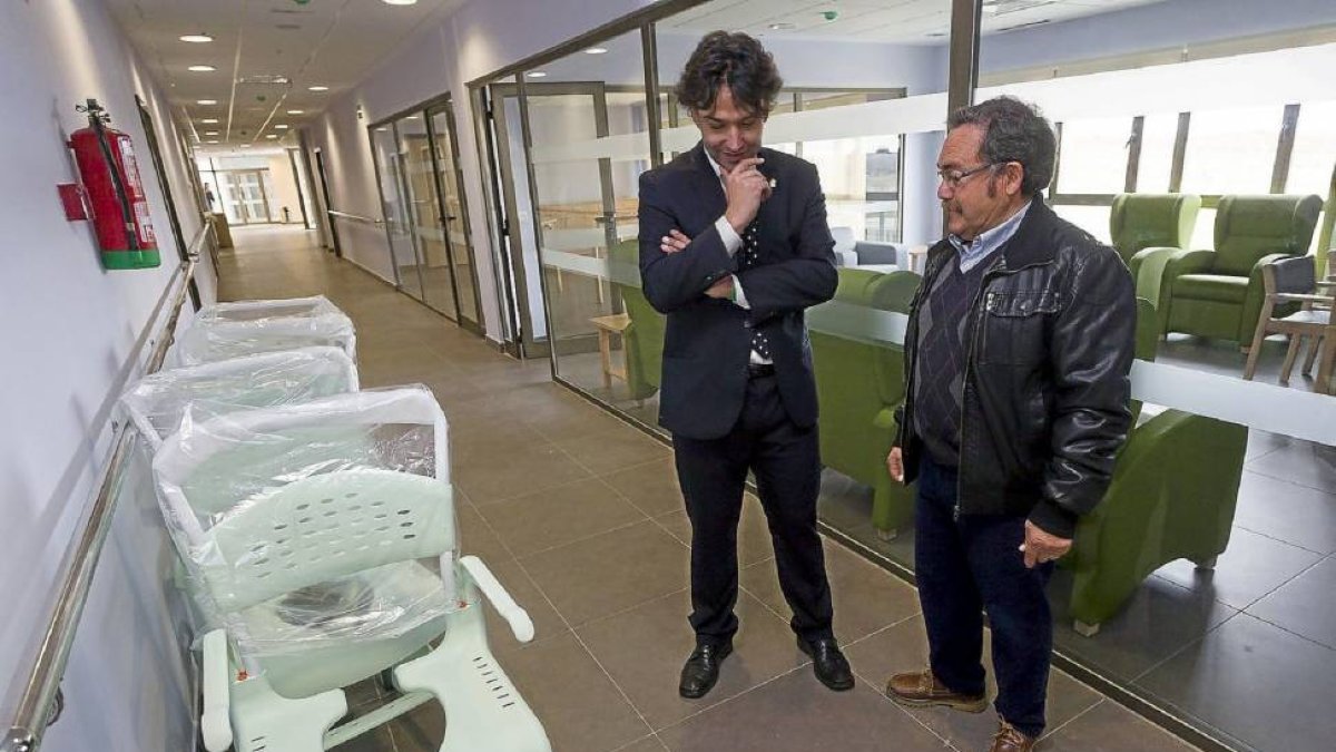 González Poncela le muestra la residencia al presidente de los jubilados-Pablo Requejo