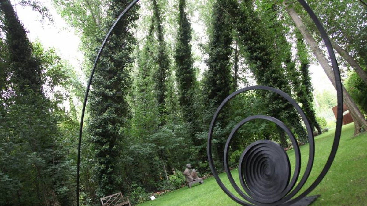 Esculturas monumentales de ocho conocidos artistas interactúan con la naturaleza en la Huerta de Félix Ortiz de Segovia-Ical