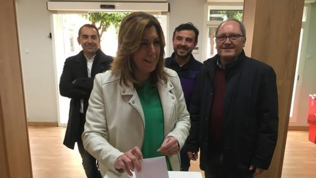 Susana Díaz vota en la consulta sobre el pacto de gobierno del PSOE con Ciudadanos.-