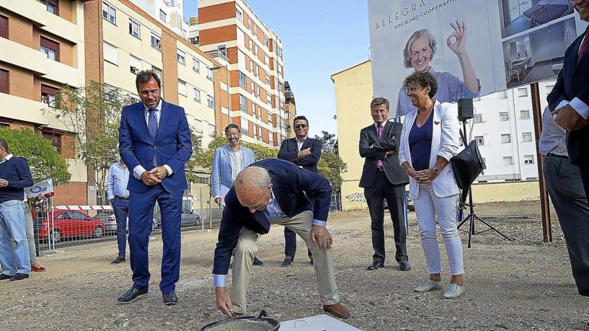 José María Alaejos coloca ayer la primera piedra de los apartamentos junto con Óscar Puente y Rafaela Romero.-E.M.