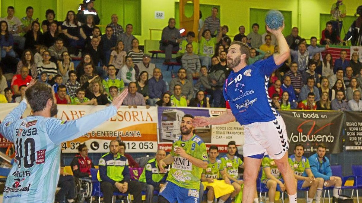 Fernando, autor de 8 goles y uno de los mejores del partido, se dispone a marcar ante Leo Maciel.-PHOTO-DEPORTE