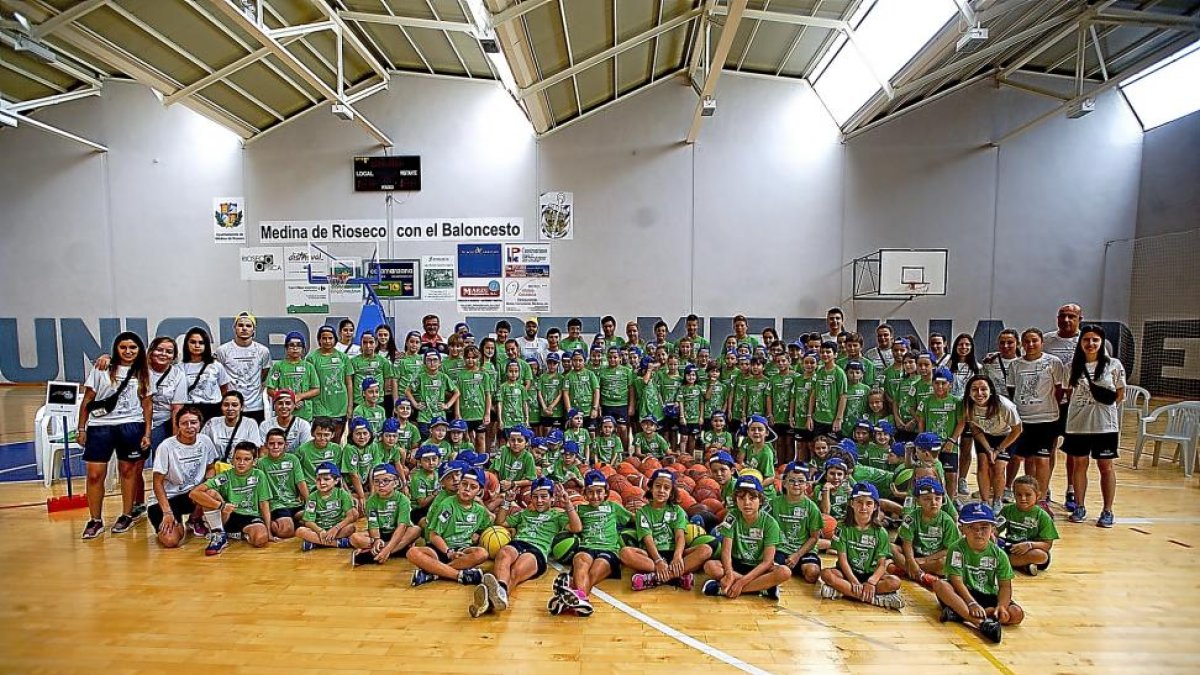 Foto de familia con los más de 100 participantes en el Campus organizado por CD Almirantes.-EL MUNDO