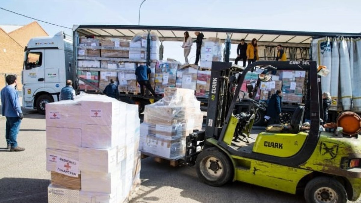 Los voluntarios trabajan cargando el camión con destino Ucrania. - EM