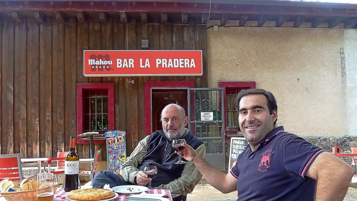 Cercano en el trato Carlos de Hita (d) comparte vino y tortilla con José del Val, propietario de La Pradera-T.S.T