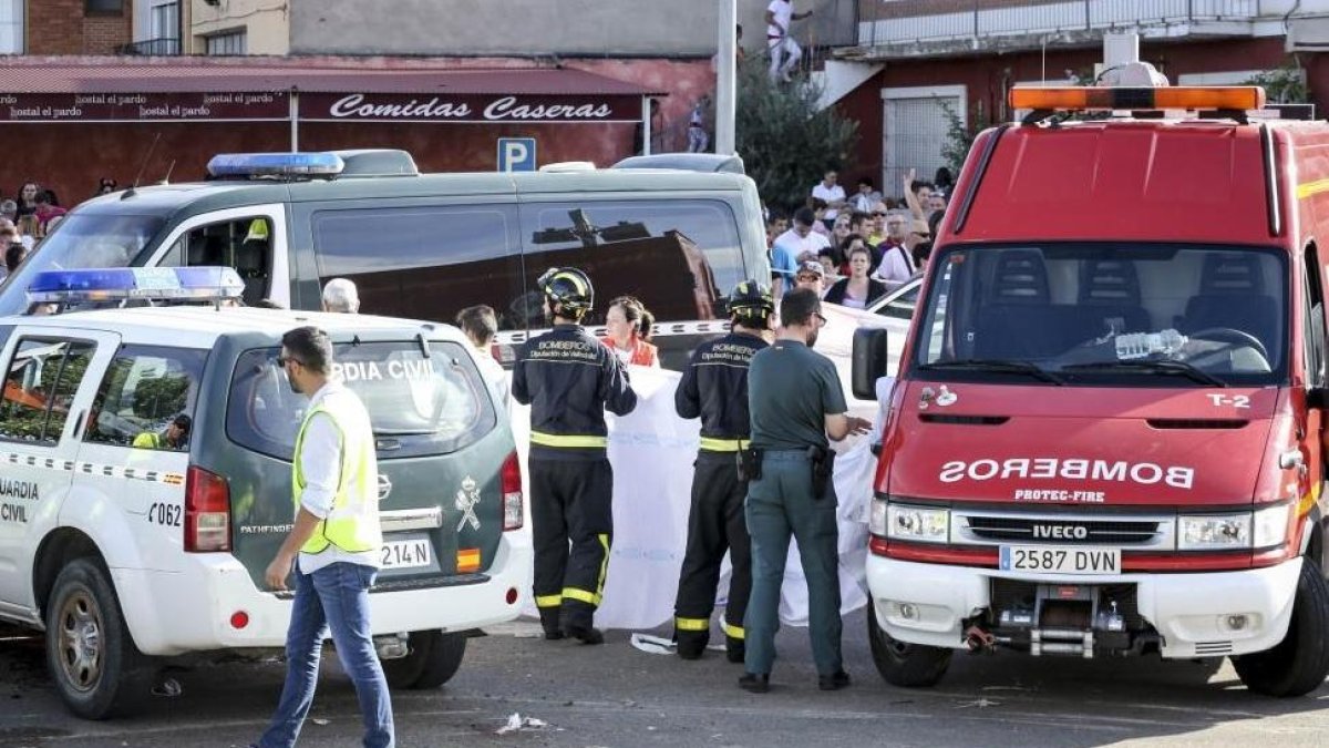 Bomberos y servicios de emergencia en un momento del accidente.-MIGUEL ÁNGEL SANTOS / PHOTOGENIC
