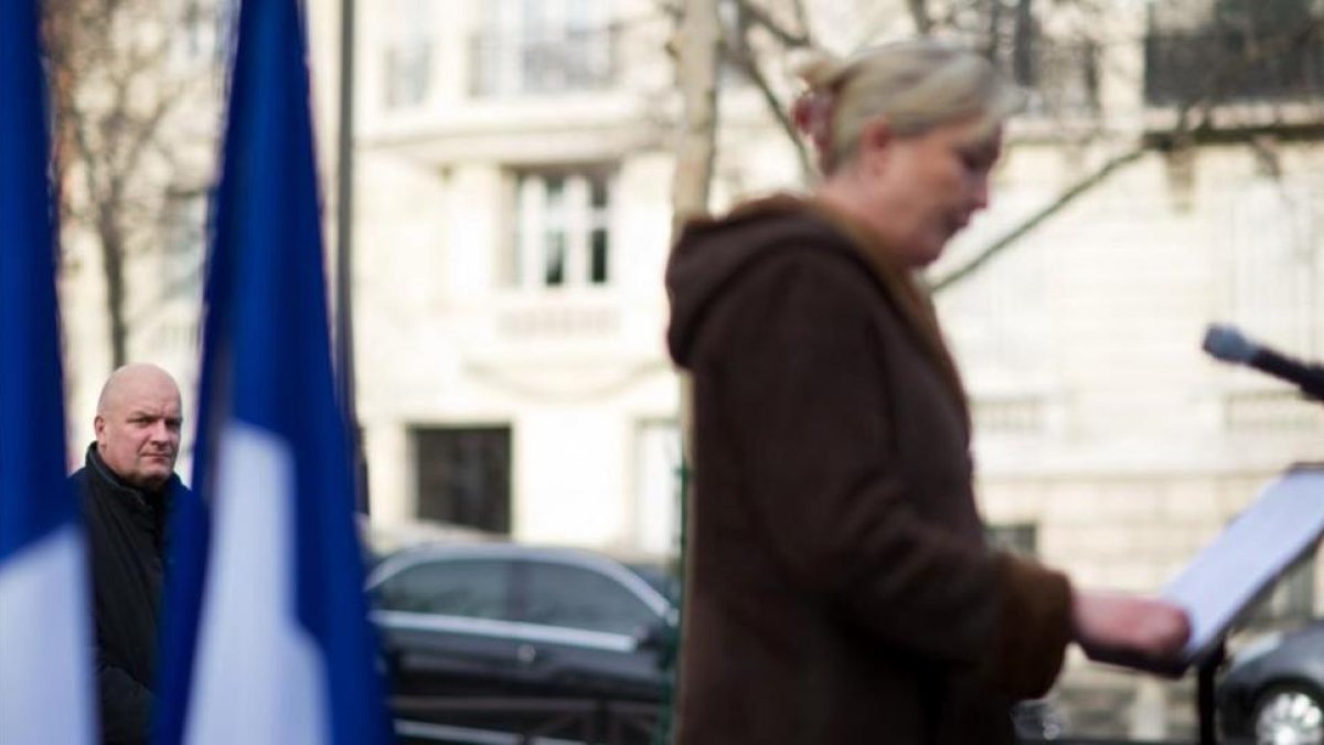 El guardaespaldas de Marine Le Pen, Thierry Legier, en segundo plano, durante un acto electoral de la líder ultraderechista en las elecciones presidenciales del 2012.-MARTIN BUREAU