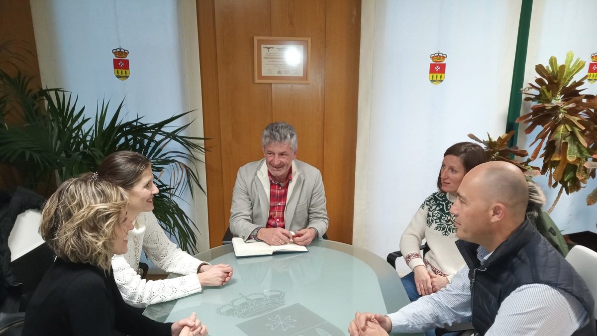Reunión mantenida entre la plataforma 'Bachillerato para Arroyo', las Ampas de Arroyo y el alcalde del municipio, Sarbelio Fernández. - E.M.
