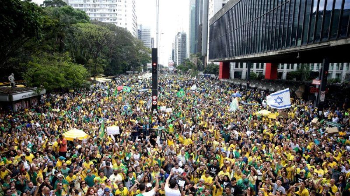 Cientos de personas participan durante una manifestacion en contra el Partido de los Trabajadores y su candidato presidencial Fernando Haddad y a favor de su adversario en las elecciones presidenciales, el ultraderechista Jair Bolsonaro.-EFE