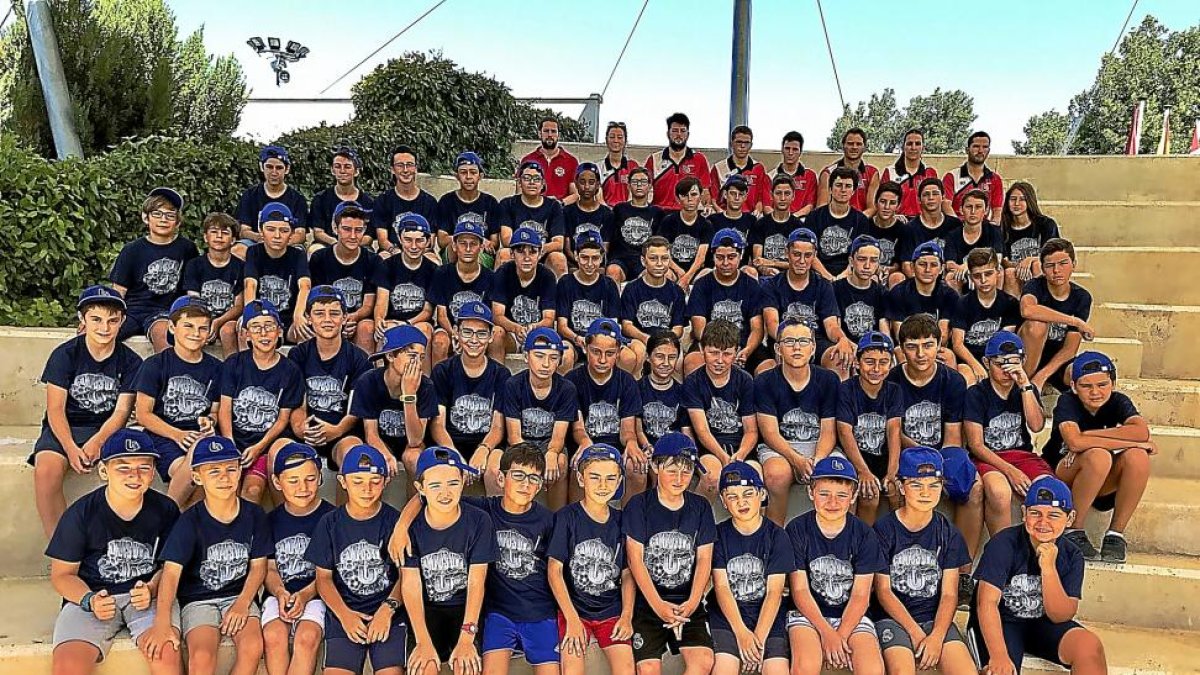 Foto de familia del XIICampus de Fútbol ‘Universidad de Valladolid’ ayer en el Anfiteatro del Parque de los Seis Sentidos de la Diputación.-G.V.
