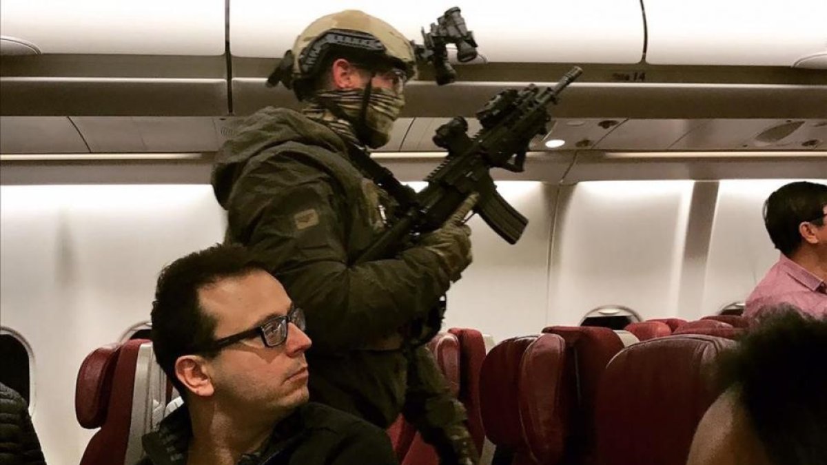 Policías en el interior del avión de Malaysia Airlines.-ANDREW LEONCELLI / AFP