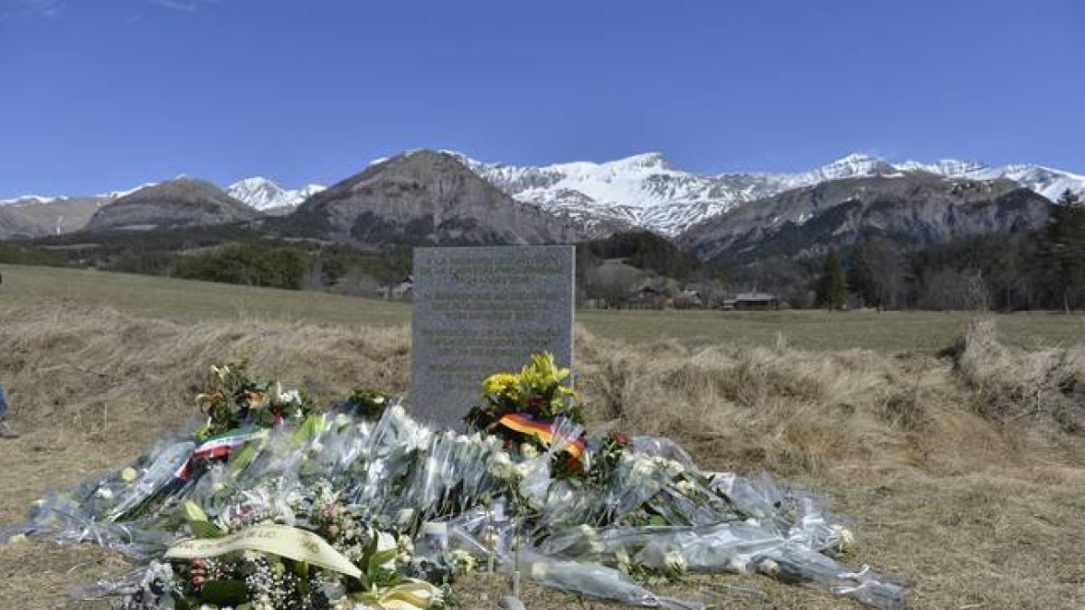 Monolito de homenaje a las víctimas del accidente aéreo en Le Vernet.-Foto: FERRAN SENDRA