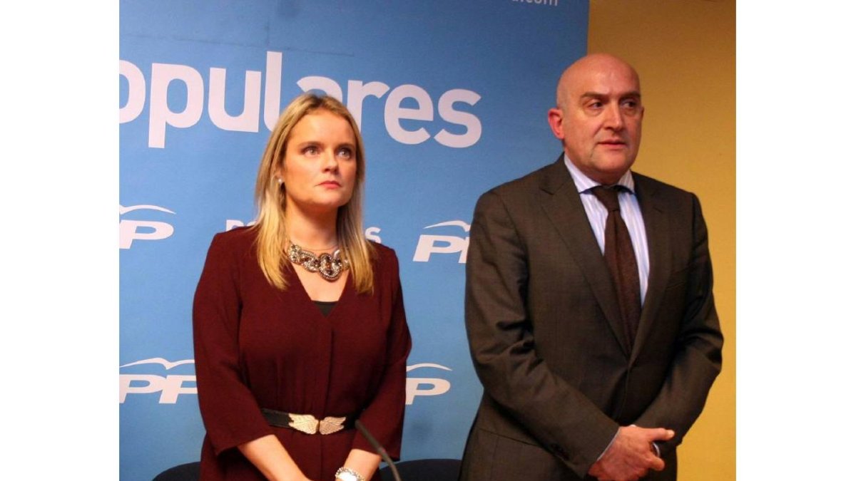 La presidenta de la Fundación Víctimas del Terrorismo, María del Mar Blanco y el elegido director de campaña del PP, Jesús Julio Carnero-Ical