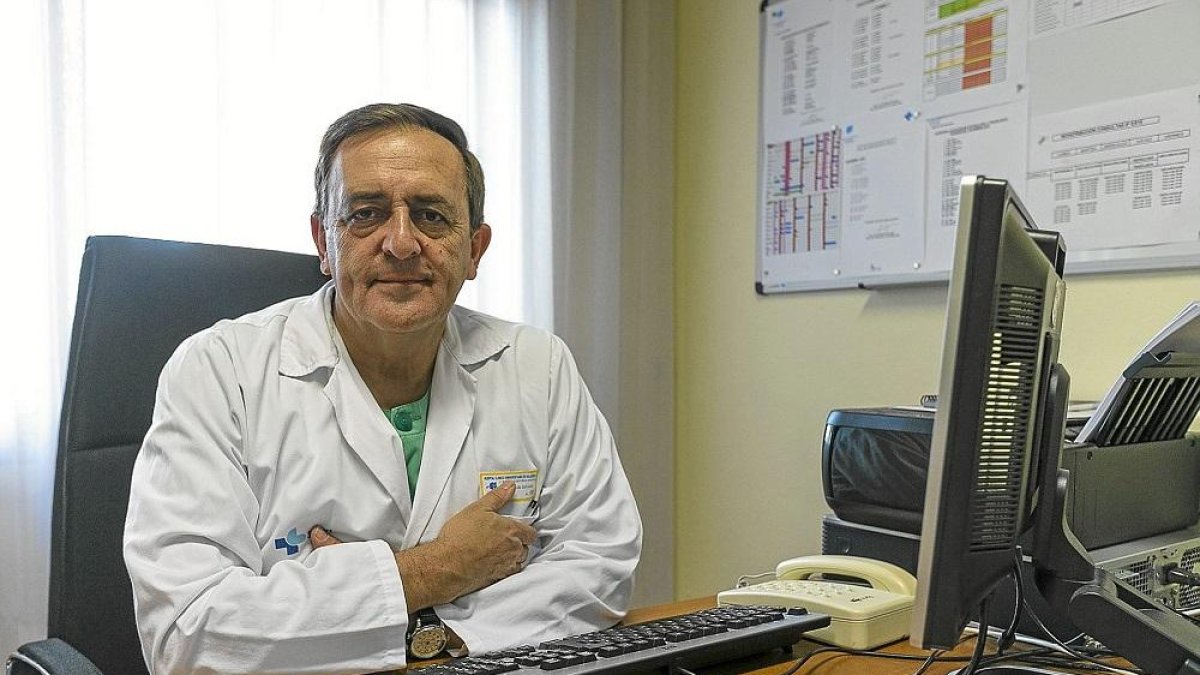 El doctor y jefe del Servicio de Urología del Hospital Clínico Universitario, José Ramón Cortiñas González.-E. M.