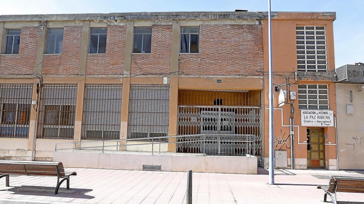 Imágenes actual de las instalaciones que acogerán el nuevo Espacio Joven de la zona norte.-J.M.LOSTAU