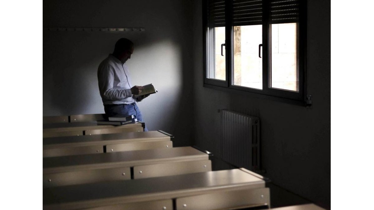 Imagen de un profesor de la Universidad de Salamanca dentro de un aula de la facultad-ENRIQUE CARRASCAL