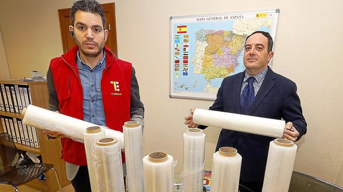 Javier Cordova y Juan Martí, director de Operaciones y director general de Todo Embalaje, respectivamente, en las instalaciones de la empresa en Aldeamayor.-J. M. LOSTAU
