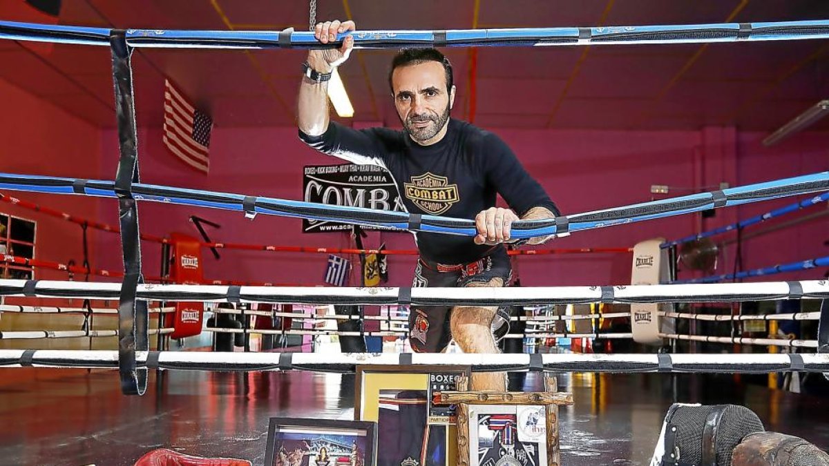 Alfonso Durán posa con una selección de armas y equipamiento utilizado en las diferentes artes marciales que conoce e imparte.-J. M. LOSTAU