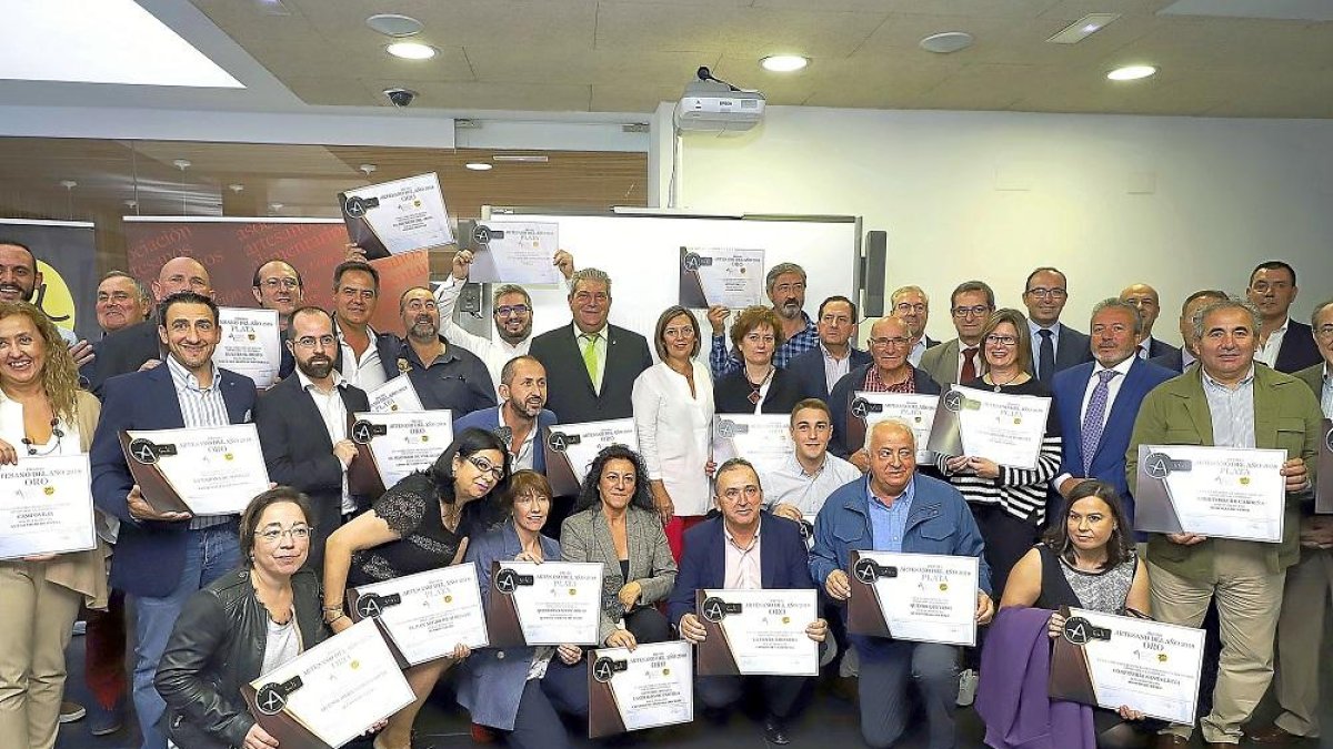 Los premiados posan en los Premios Artesano del año 2018.-ICAL