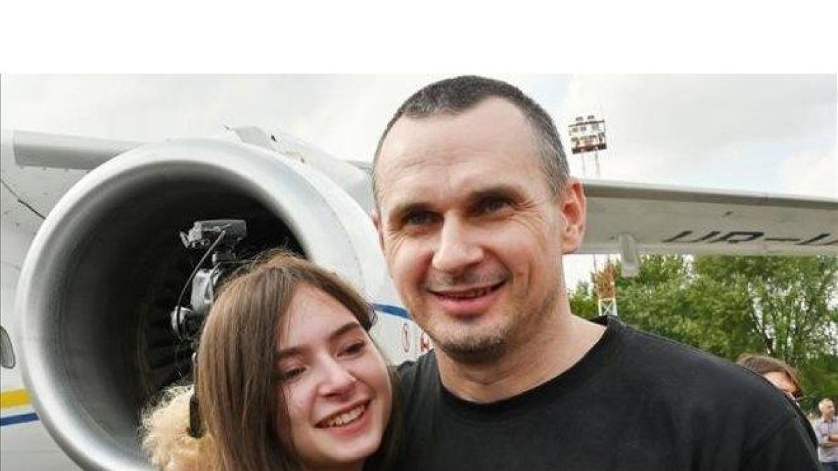El director de cine Oleg Sentsov abraza a su hija Alina en el aeropuerto internacional de Kiev-Boryspil.-AFP / SERGEI SUPÌNSKY