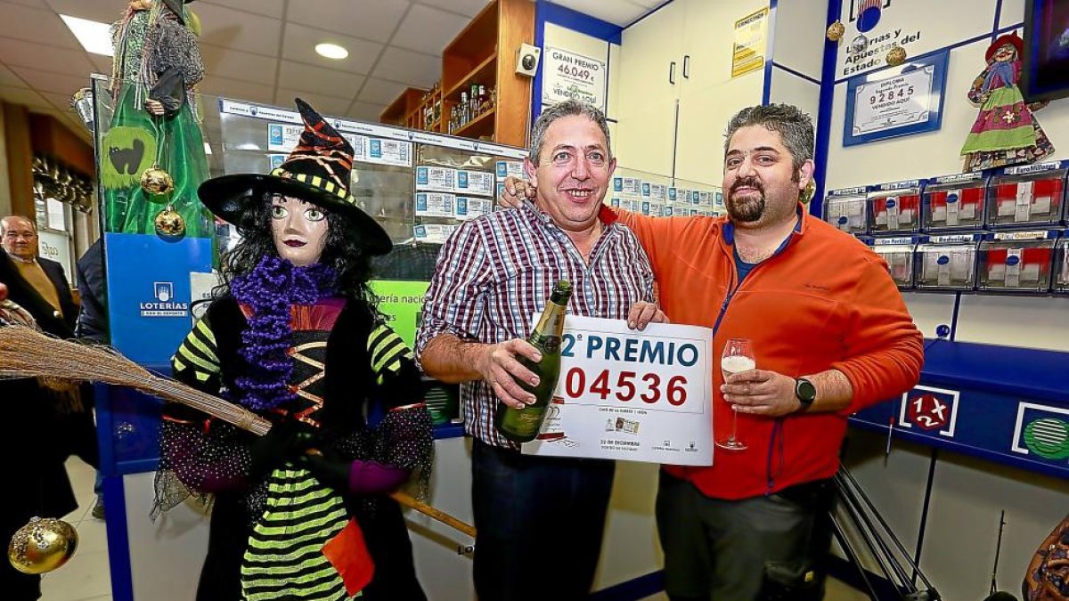Manuel Martínez (I), vendedor de cinco décimos agraciados con el segundo premio de la Lotería de Navidad,-ICAL