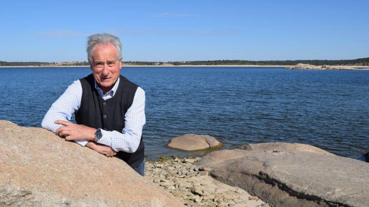 José Manuel Pardal, delante de la presa de la Almendra, bajo cuyas aguas se encuentra sumergido el pueblo donde nació, Argusino de Sayago.-ARGI