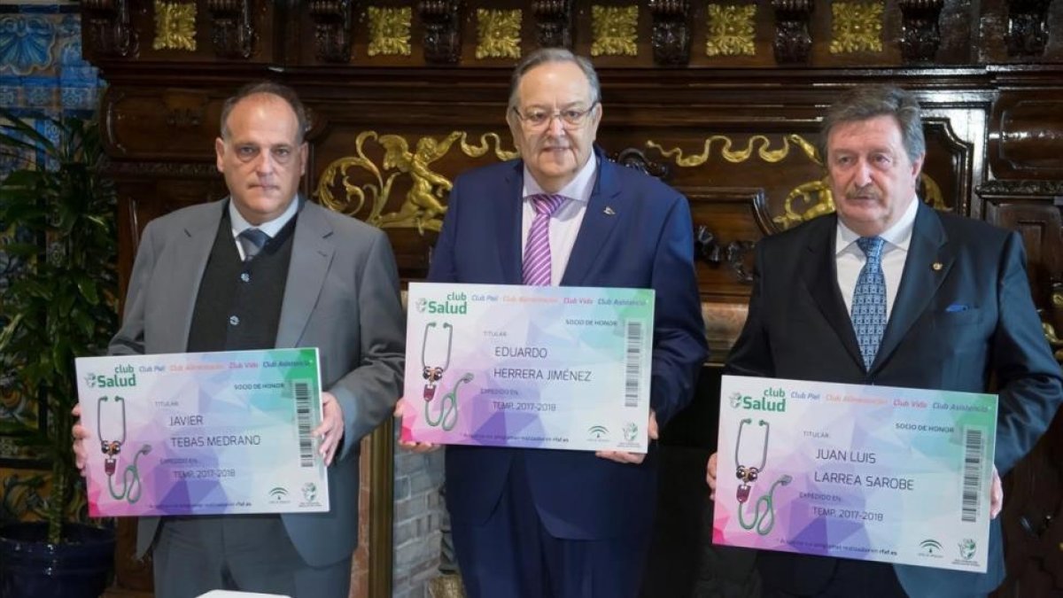 Javier Tebas, presidente de La Liga;Eduardo Herrera, presidente de la Federación Andaluza, y Juan Luis Larrea, presidente de la RFEF, en Sevilla.-EFE / RAUL CARO