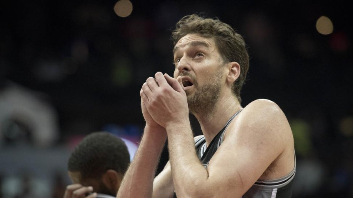 Pau Gasol sufre una fractura en su mano y será baja indefinida.-AP / JOHN AMIS