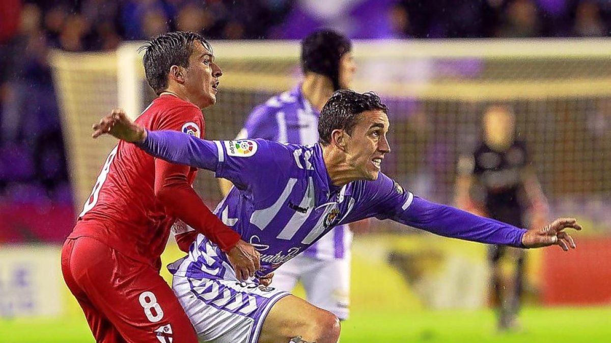 Cotán defiende a Mata en el Real Valladolid-Sevilla Atlético.-J.M. LOSTAU